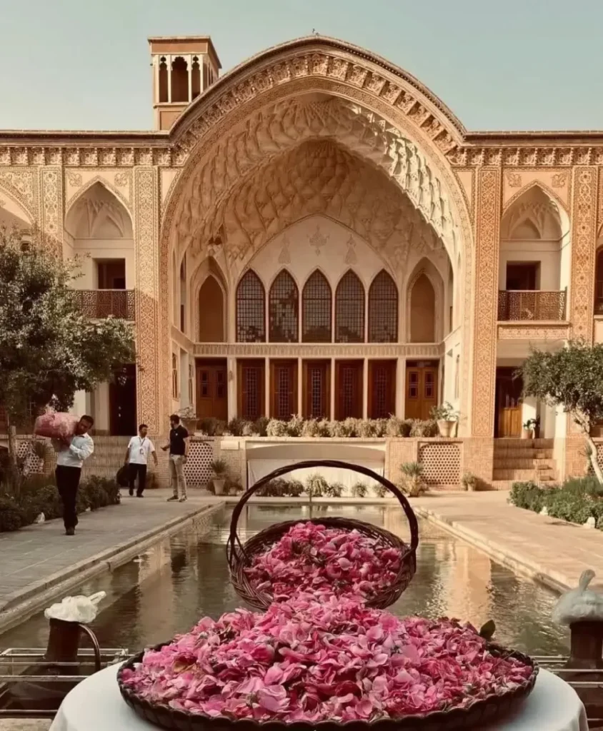 معرفی مکان ها برای گلاب گیری در کاشان